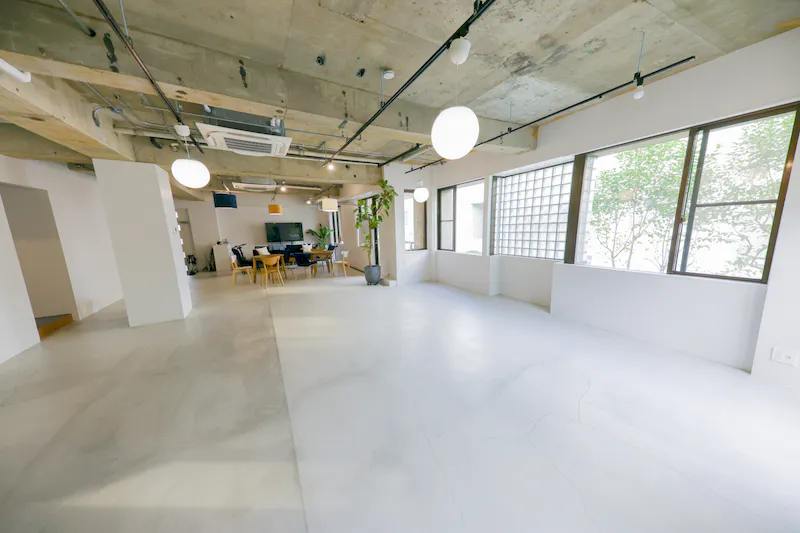 【表参道駅徒歩5分】招待制の展示会や撮影等に最適な自然光と緑が調和する落ち着きのあるレンタルスペース