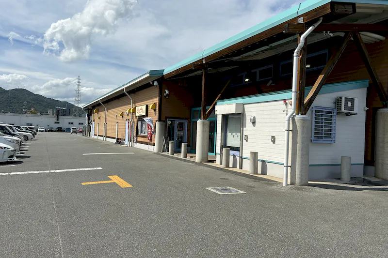 【ダイナム山口小郡店｜割引キャンペーン実施中】キッチンカーやプロモーション等に最適なアミューズメント施設のイベントスペース（めん六や前）