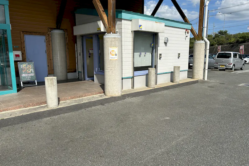 【ダイナム山口小郡店｜割引キャンペーン実施中】キッチンカーやプロモーション等に最適なアミューズメント施設のイベントスペース（めん六や前）