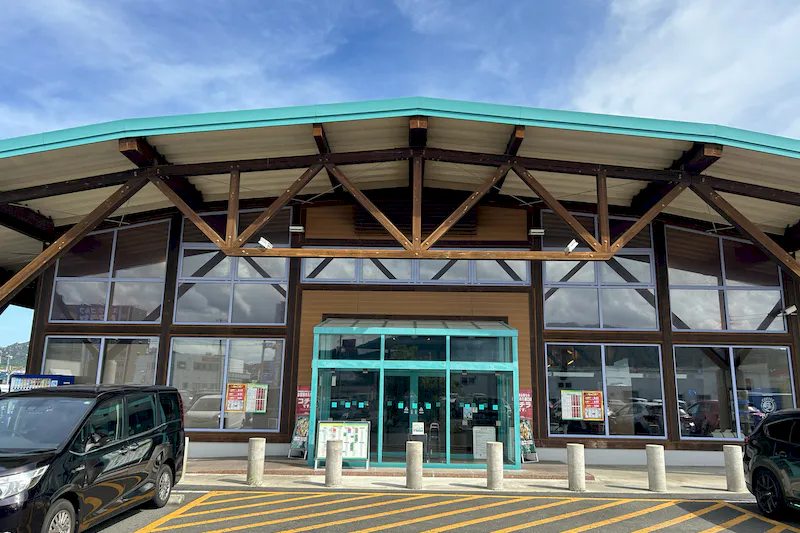 【ダイナム山口小郡店｜割引キャンペーン実施中】キッチンカーやプロモーション等に最適なアミューズメント施設のイベントスペース（めん六や前）