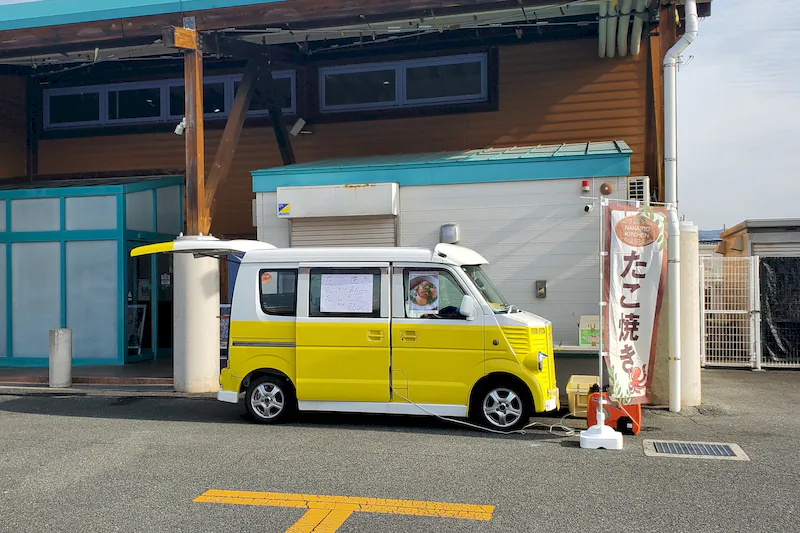 【ダイナム山口小郡店｜割引キャンペーン実施中】キッチンカーやプロモーション等に最適なアミューズメント施設のイベントスペース（めん六や前）