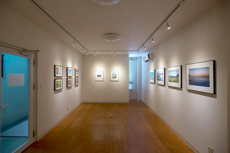 【千駄木駅５分】作品が映える、シンプルな白い壁面の展示スペース