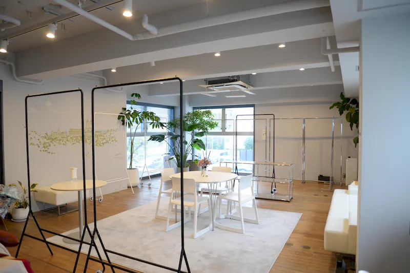 【六本木通り】アパレルの展示会場や販売促進イベント会場に最適なコンクリート壁×ウッド調の床で構成されたスタイリッシュなレンタルスペース
