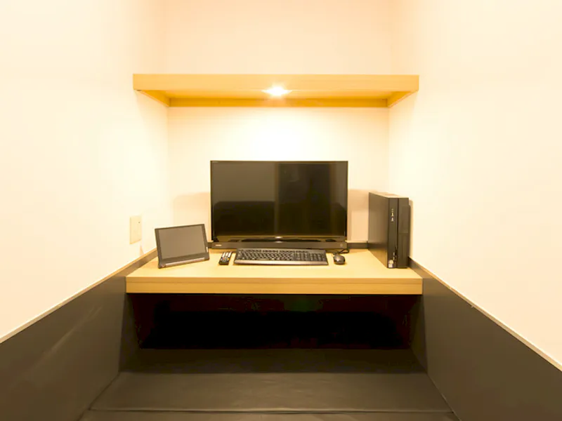 鍵付き完全個室です。テレワークやWeb会議、Web面談など多目的でご利用頂いております。