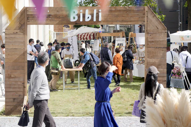 【Bibli】物販や展示会に最適な複合施設内にある視認性の高い屋外イベントスペース（半面/85㎡）