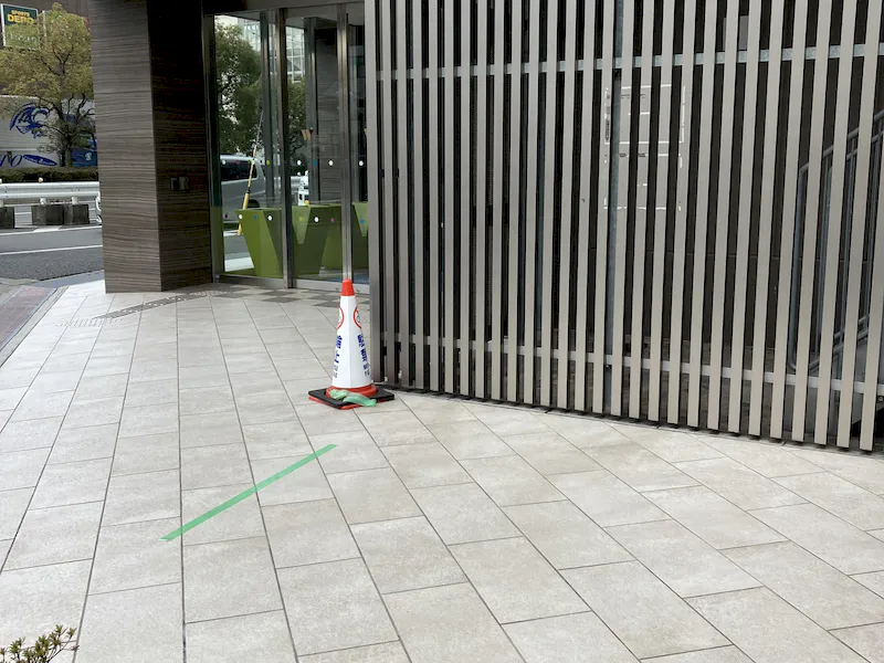 【KOKO HOTEL 東大阪｜長田駅1分】通行客の目に入る1F軒先イベントスペースの画像2