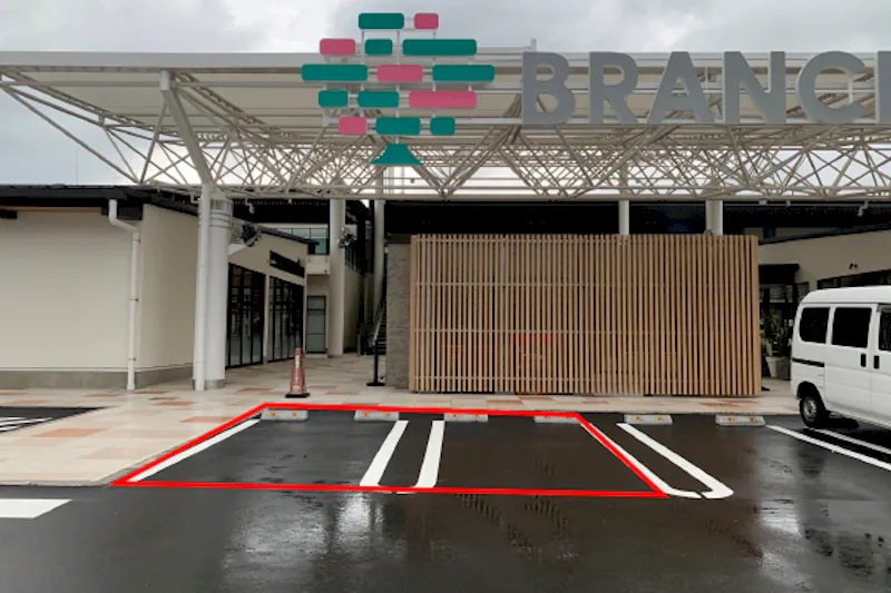 【BRANCH 福岡下原】プロモーションや物販用途での利用が可能な商業施設のイベント広場裏の駐車場スペースの画像
