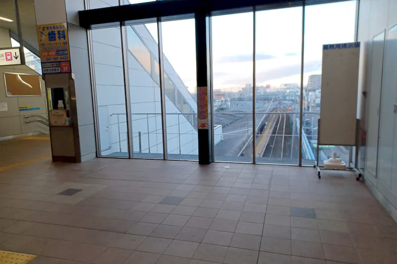 【北習志野駅】（改札外）食物販やポップアップストアに最適な人の流動が多い改札前コンコース