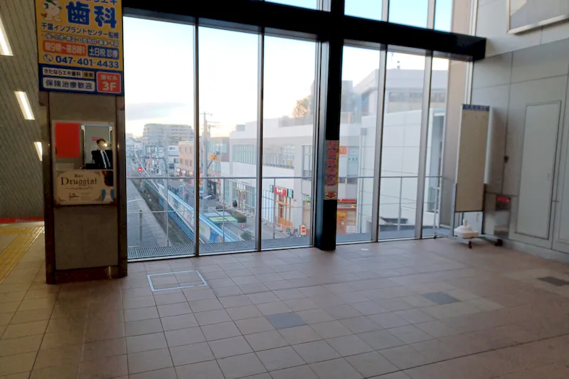 【北習志野駅】（改札外）食物販やポップアップストアに最適な人の流動が多い改札前コンコース