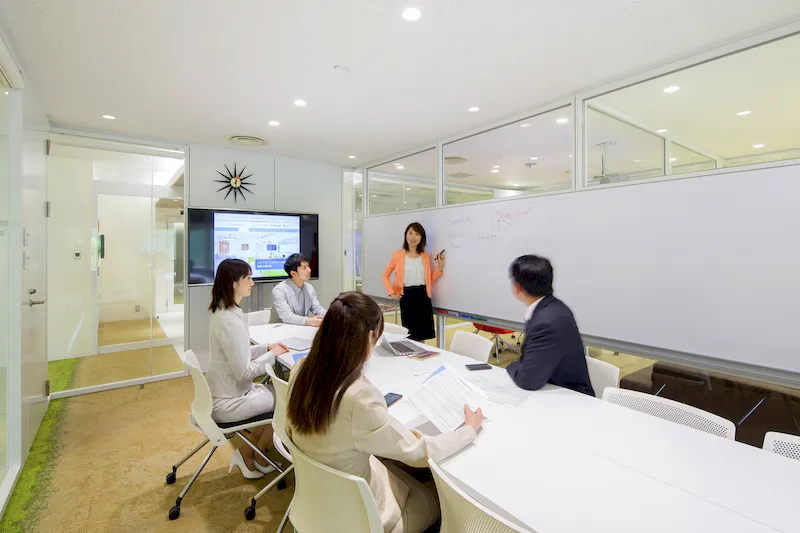 【九段下徒歩30秒】開放感があり設備の充実した18名まで収容可能なセミナー・イベント・ロケスペース