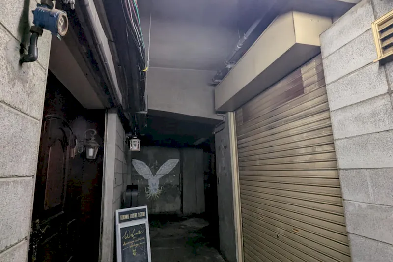 【日本橋駅6分】撮影や展示会に最適！アンティークな雰囲気と隠し扉で秘密基地感が漂うバーカウンター付きイベントスペース