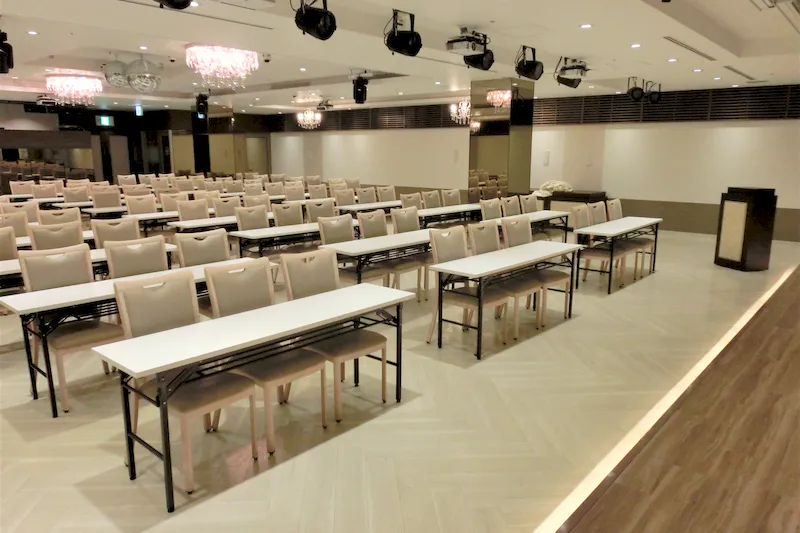 【近鉄日本橋駅4分】社員総会や講演会に活用できる白を基調としたフォーマルなイベントスペース（6F）