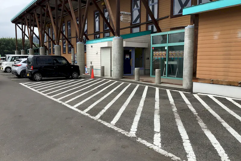【ダイナム白石店｜割引キャンペーン実施中】キッチンカーやプロモーションに最適なアミューズメント施設のイベントスペース(出入口前）