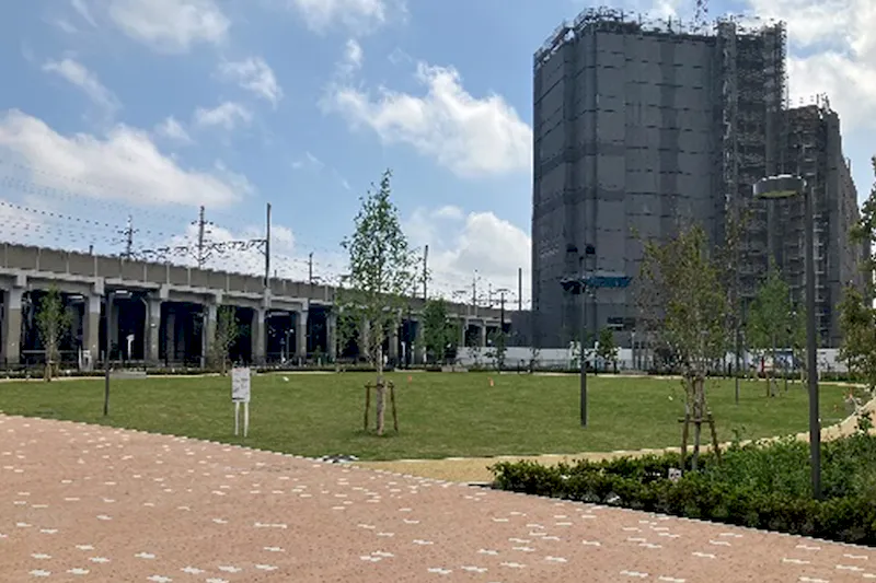 【ららテラスTOKYO-BAY】1F　MIXI FUN PARK 芝生広場