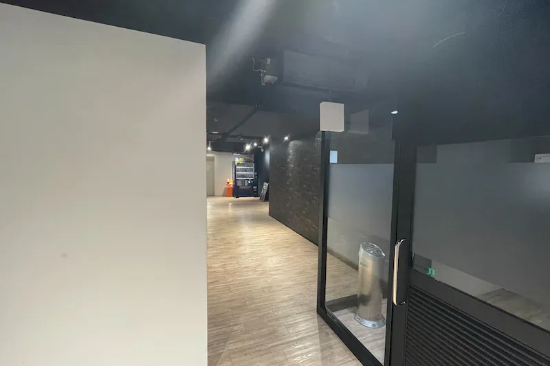 【ピアザ松戸/松戸駅東口直結】喫煙具のプロモーションイベントに最適な駅出口直結の商業施設9階にある喫煙所横のイベントスペース