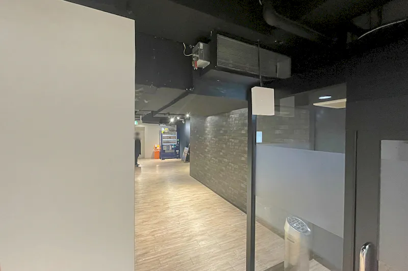 【ピアザ松戸/松戸駅東口直結】喫煙具のプロモーションイベントに最適な駅出口直結の商業施設9階にある喫煙所横のイベントスペース