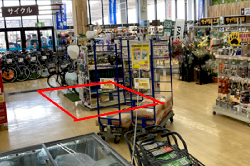 【ダイシン幸町店】サイクルセンター前　プロモーションや物販に最適なホームセンター内階段前の催事イベントスペース