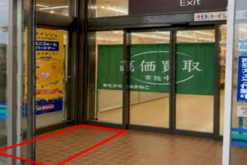 【ダイシン泉店】風除室　プロモーションや物販に最適なホームセンター入口風除室の催事イベントスペースの画像
