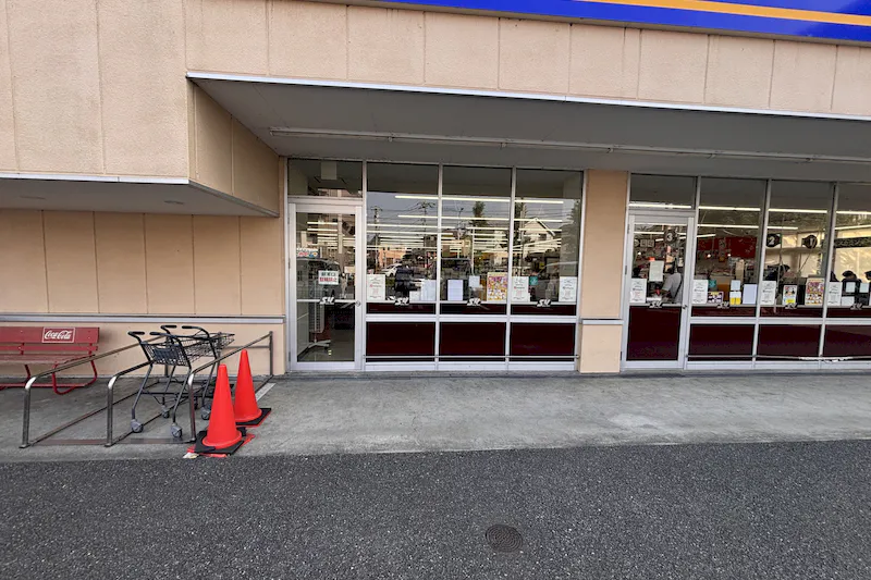 【スーパーバリュー 福生店】軒下 入口横 各種プロモーション、会員獲得イベントに最適なスーパーマーケットの屋外催事イベントスペース