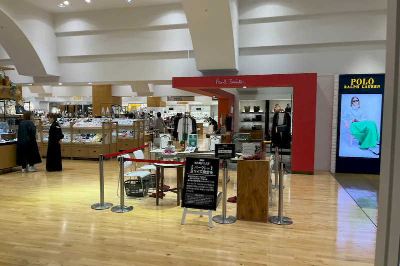 【京急百貨店】京急百貨店３階赤色のエスカレーター前