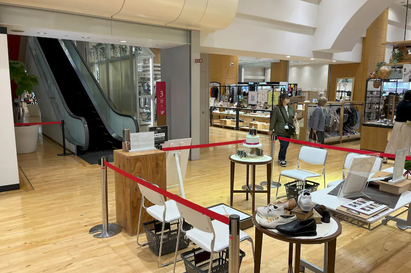 【京急百貨店】京急百貨店３階赤色のエスカレーター前