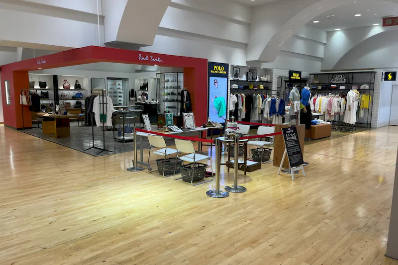 【京急百貨店】京急百貨店３階赤色のエスカレーター前