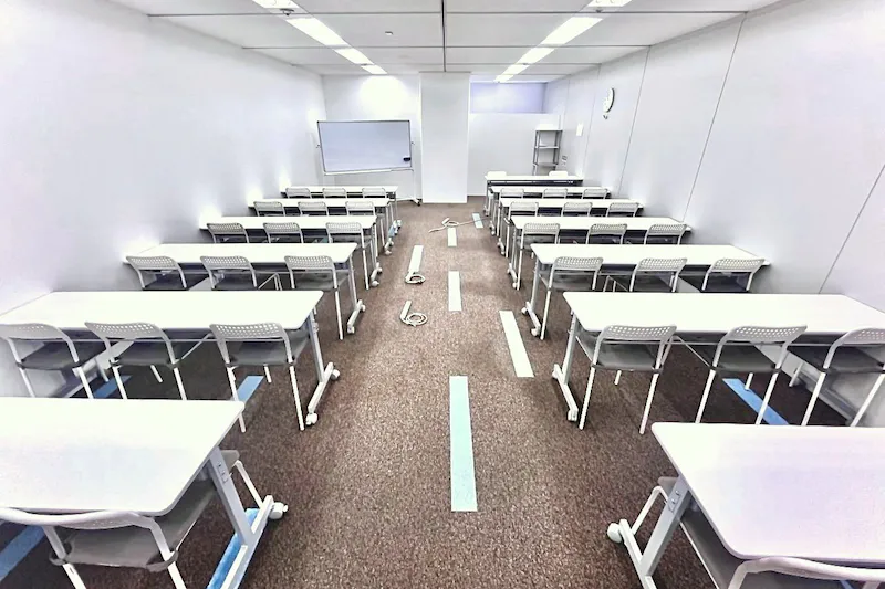 【大阪梅田駅直結/徒歩1分】会議・研修・試験会場・セミナーなどに適した36名程度収容可能なレンタルスペース