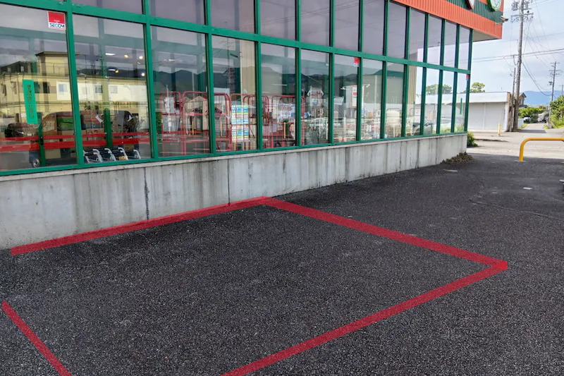 【フードマーケットマム安倍口店】店舗出入口前 食物販・キッチンカーに最適なスーパー屋外催事イベントスペース