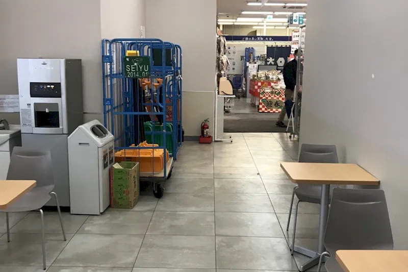【西友　富士見店】休憩コーナー　プロモーション用途や物販、食物販のポップアップストアに最適なスーパー店内催事イベントスペース