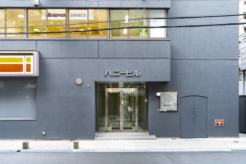 【本町駅／心斎橋駅5分】招待制のファッション系展示販売会やアート系展示会に最適な白を基調とした清潔感のあるレンタルスペース