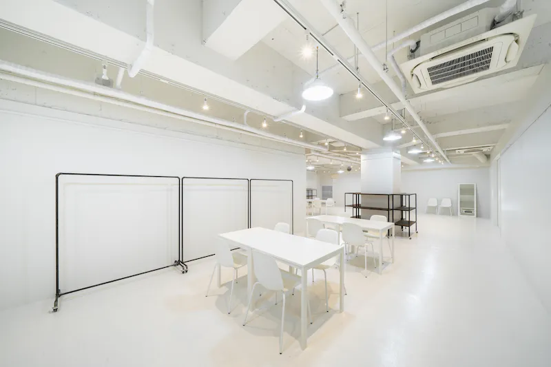 【本町駅／心斎橋駅5分】招待制のファッション系展示販売会やアート系展示会に最適な白を基調とした清潔感のあるレンタルスペース