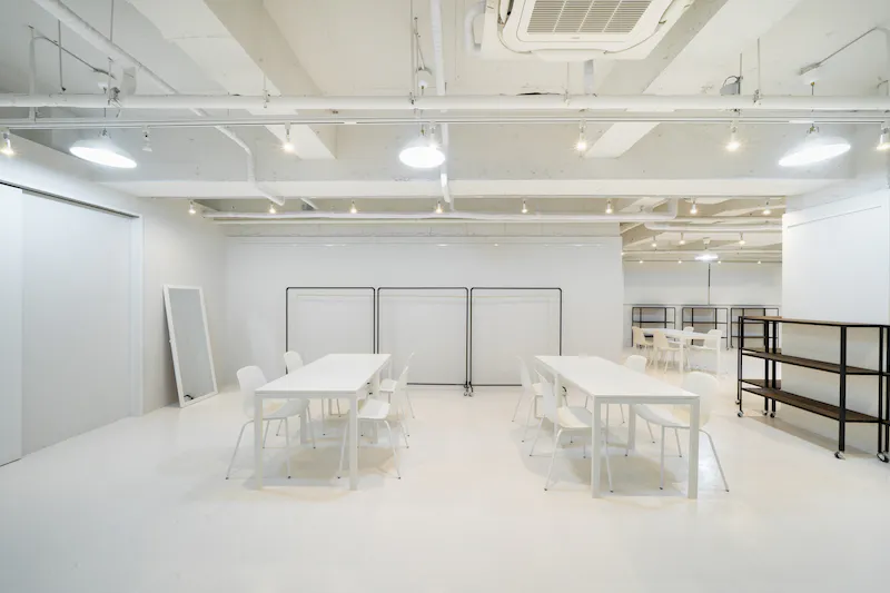 【本町駅／心斎橋駅5分】招待制のファッション系展示販売会やアート系展示会に最適な白を基調とした清潔感のあるレンタルスペース