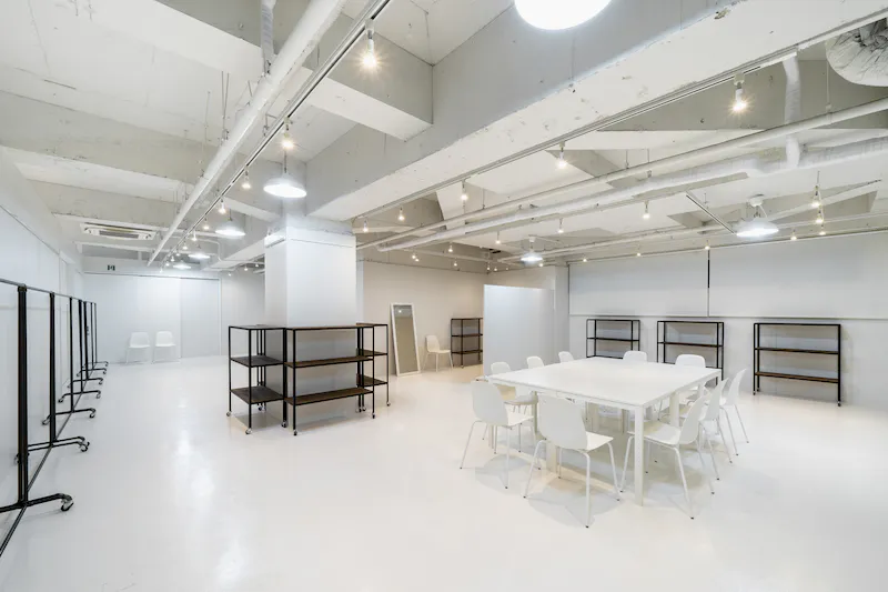 【本町駅／心斎橋駅5分】招待制のファッション系展示販売会やアート系展示会に最適な白を基調とした清潔感のあるレンタルスペースの画像