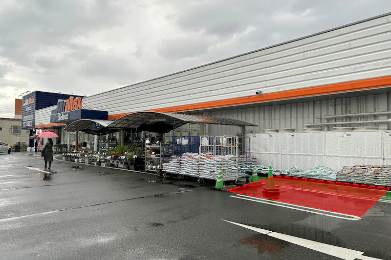 【ミスターマックス Select野芥店】園芸外売場（右側） キッチンカーに最適な総合ディスカウントストアの催事イベントスペース