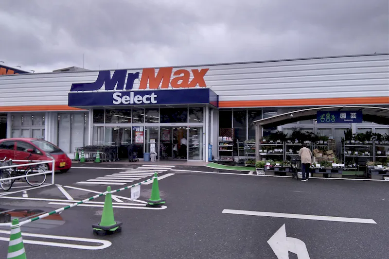 【ミスターマックス Select野芥店】園芸外売場（右側） キッチンカーに最適な総合ディスカウントストアの催事イベントスペース
