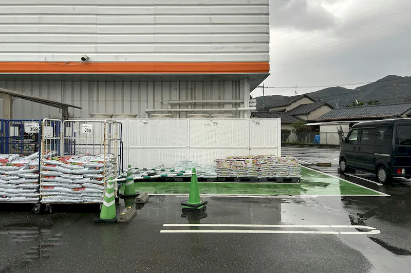 【ミスターマックス Select野芥店】園芸外売場（右側） キッチンカーに最適な総合ディスカウントストアの催事イベントスペース