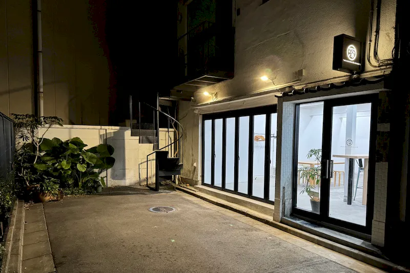 【門前仲町駅4分｜1F路面】カフェカウンター併設。ポップアップショップ、撮影、展示会、ギャラリー、セミナー、ワークショップ、オフ会等、多用途でご使用頂けます。