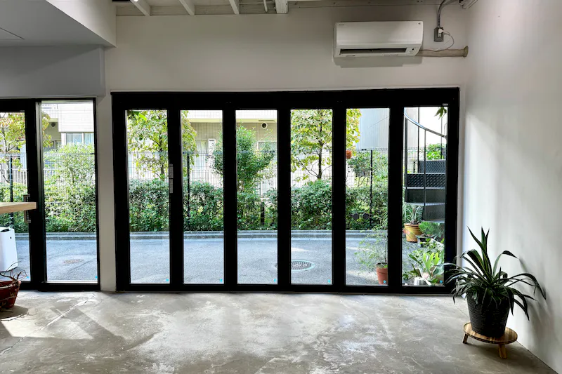 【門前仲町駅4分｜1F路面】カフェカウンター併設。ポップアップショップ、撮影、展示会、ギャラリー、セミナー、ワークショップ、オフ会等、多用途でご使用頂けます。