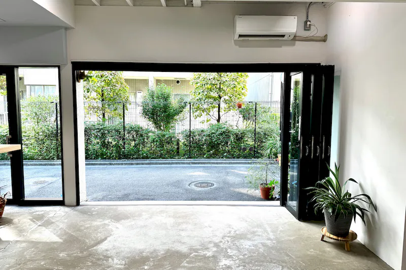 【門前仲町駅4分｜1F路面】カフェカウンター併設。ポップアップショップ、撮影、展示会、ギャラリー、セミナー、ワークショップ、オフ会等、多用途でご使用頂けます。