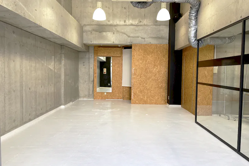 【原宿・千駄ヶ谷】路面・天井高約5m 好立地、換気条件の整ったギャラリー兼多目的スペース