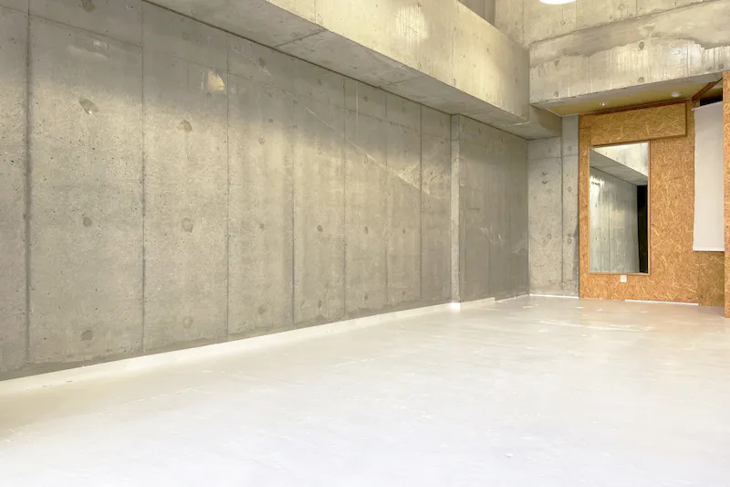 【原宿・千駄ヶ谷】路面・天井高約5m 好立地、換気条件の整ったギャラリー兼多目的スペース