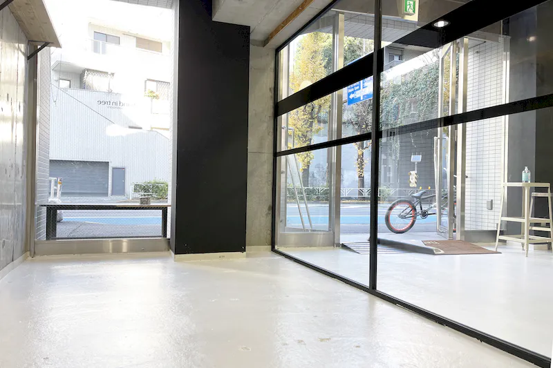 【原宿・千駄ヶ谷】路面・天井高約5m 好立地、換気条件の整ったギャラリー兼多目的スペース