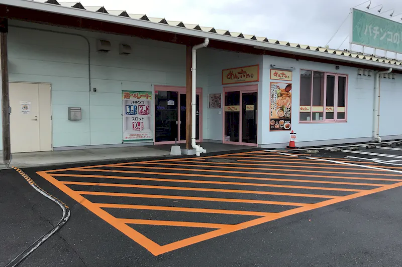 【ダイナム群馬藤岡店ゆったり館｜割引キャンペーン実施中】プロモーションイベントに最適なアミューズメント施設のイベントスペース（②店舗出入口）
