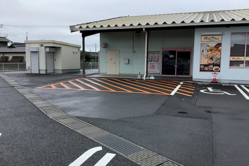 【ダイナム群馬藤岡店ゆったり館｜割引キャンペーン実施中】プロモーションイベントに最適なアミューズメント施設のイベントスペース（②店舗出入口）