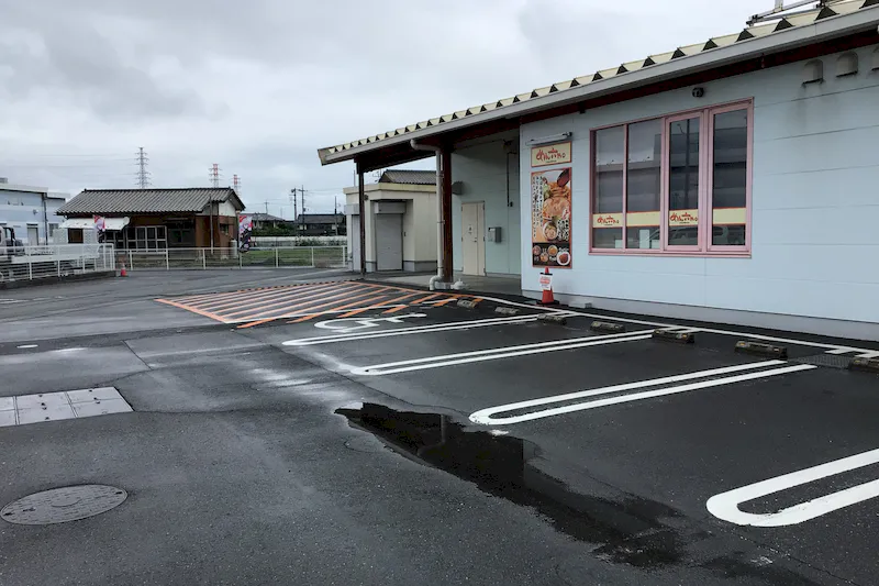 【ダイナム群馬藤岡店ゆったり館｜割引キャンペーン実施中】プロモーションイベントに最適なアミューズメント施設のイベントスペース（②店舗出入口）