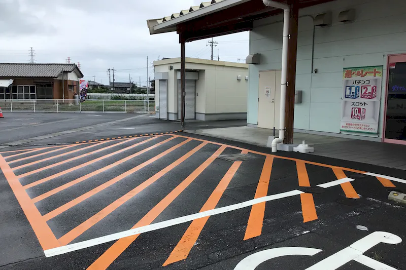 【ダイナム群馬藤岡店ゆったり館｜割引キャンペーン実施中】プロモーションイベントに最適なアミューズメント施設のイベントスペース（②店舗出入口）