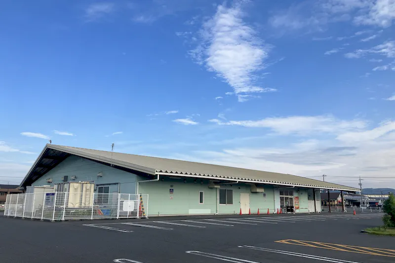 【ダイナム岡山倉敷中島店ゆったり館｜割引キャンペーン実施中】キッチンカーやプロモーションに最適なアミューズメント施設のイベントスペース（出入口前）