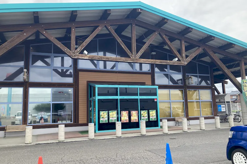 【ダイナム五泉店｜割引キャンペーン実施中】キッチンカーや各種プロモーションイベントでの出店に最適なアミューズメント施設のイベントスペース（出入口前）