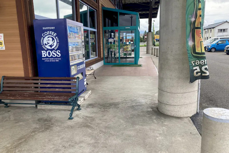 【ダイナム五泉店｜割引キャンペーン実施中】キッチンカーや各種プロモーションイベントでの出店に最適なアミューズメント施設のイベントスペース（出入口前）