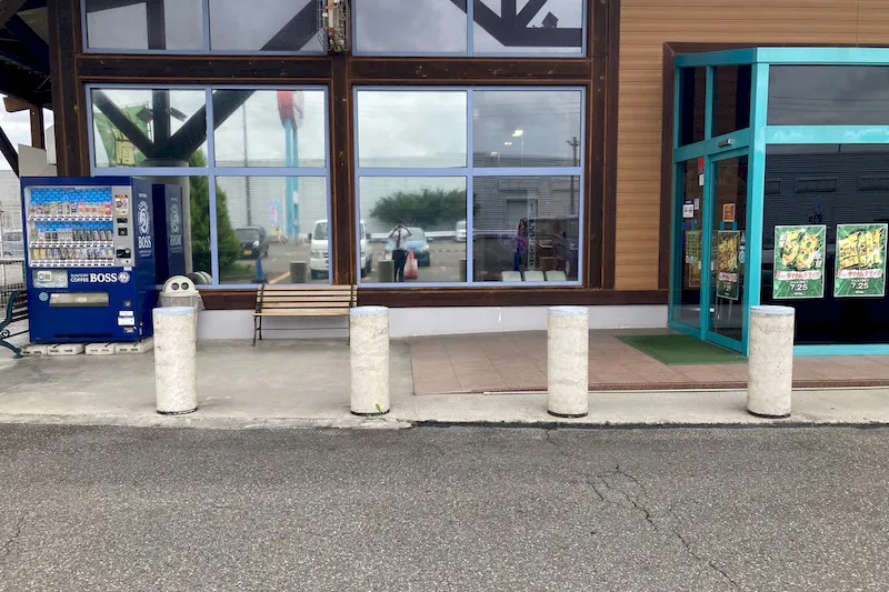 【ダイナム五泉店｜割引キャンペーン実施中】キッチンカーや各種プロモーションイベントでの出店に最適なアミューズメント施設のイベントスペース（出入口前）